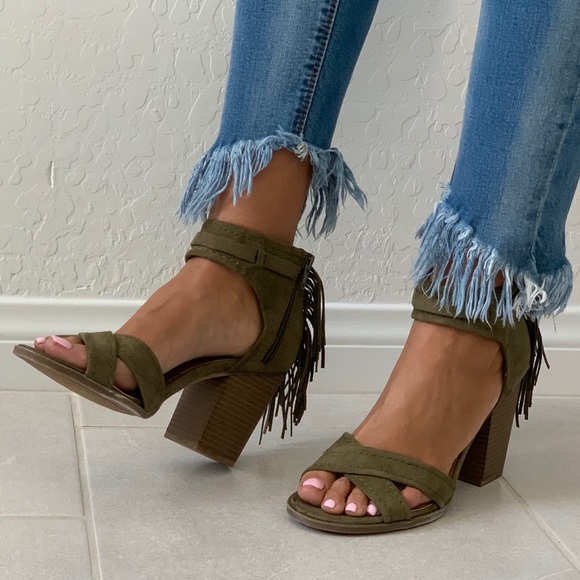 NIB Olive Crisscross Vamp Fringe Block Heel Sandal - Picture 4 of 8